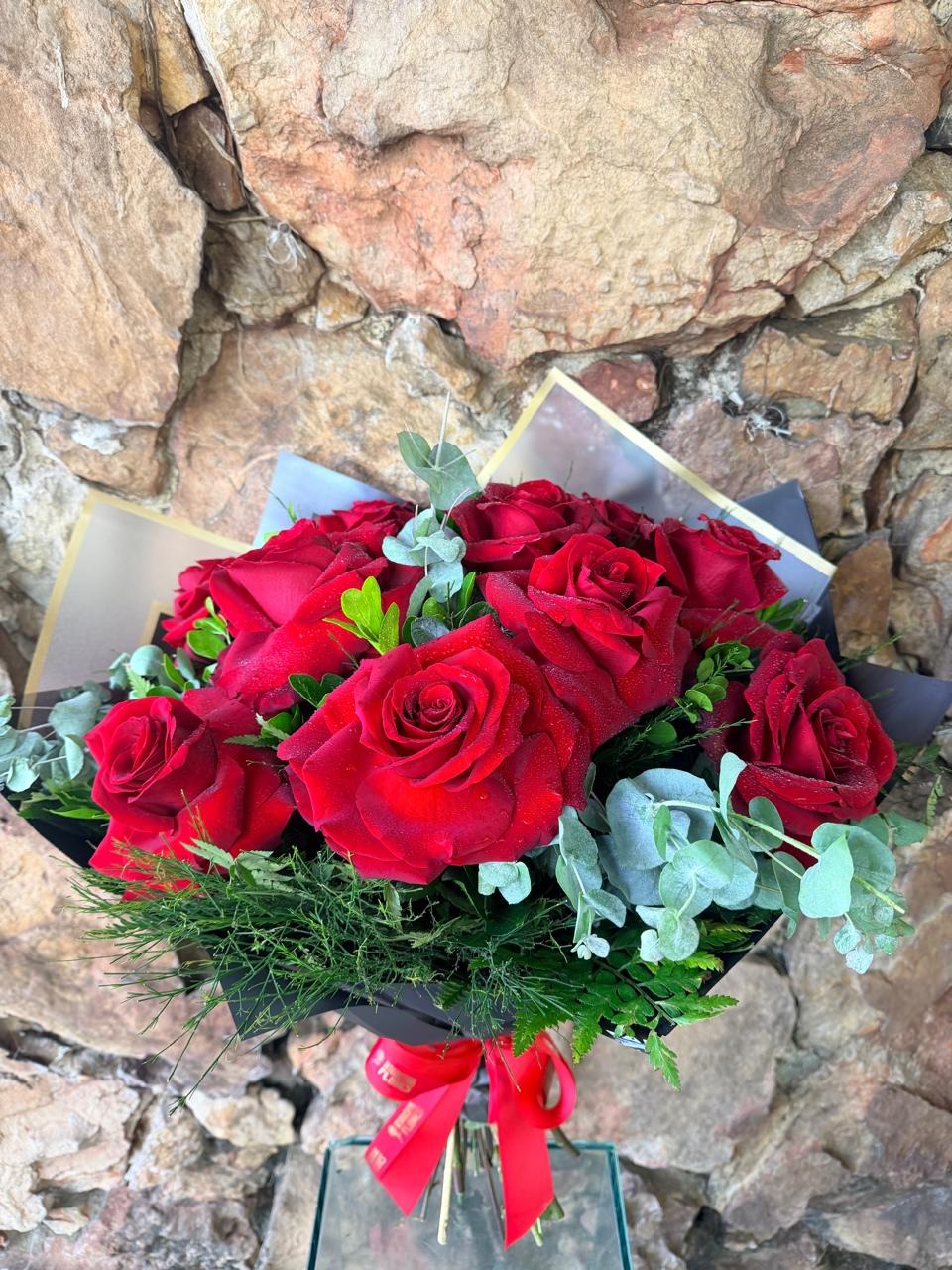 Buquê 10 Rosas Importadas “Prime” vermelha com Ferrero Rocher T24 3