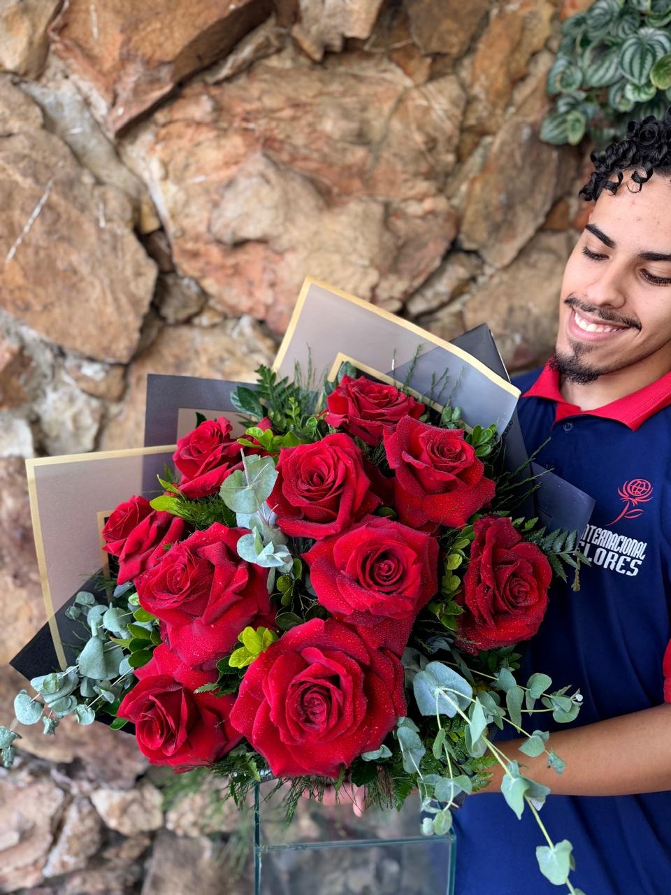 Buquê 10 Rosas Importadas “Prime” vermelha com Ferrero Rocher T24 4