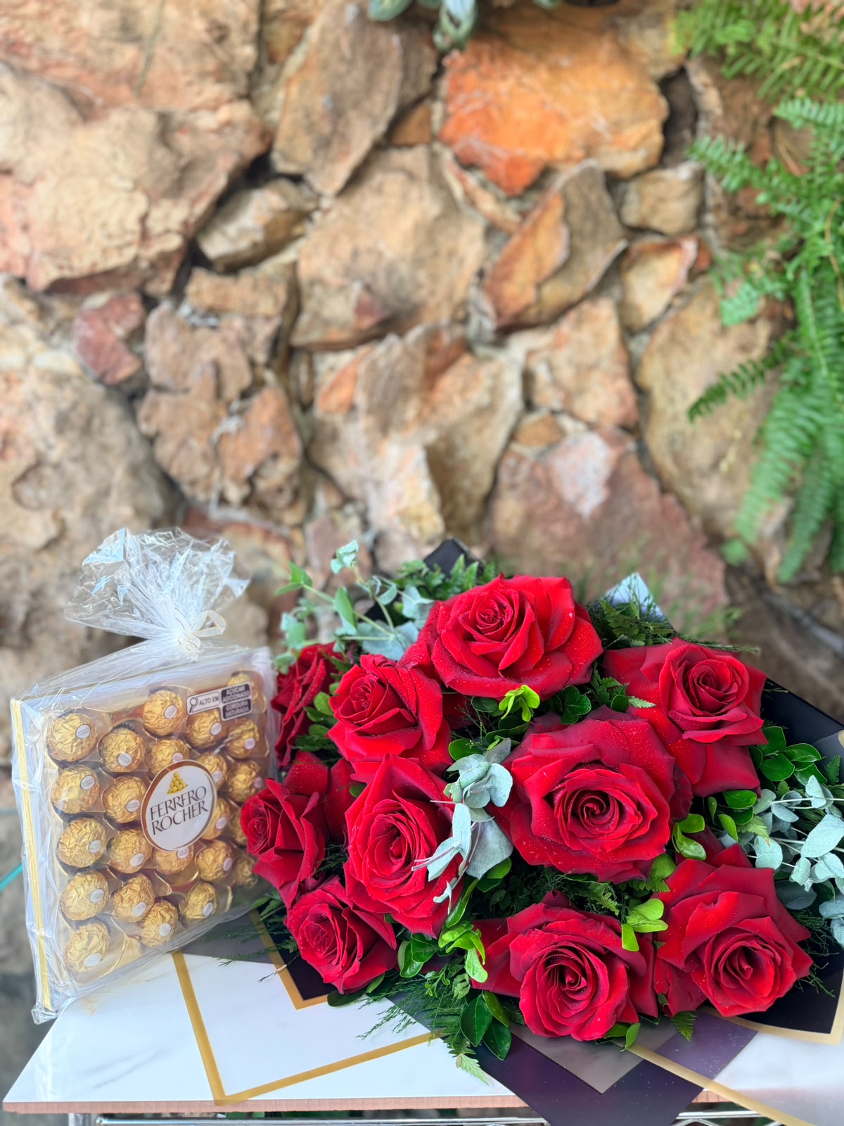 Buquê 10 Rosas Importadas “Prime” vermelha com Ferrero Rocher T24