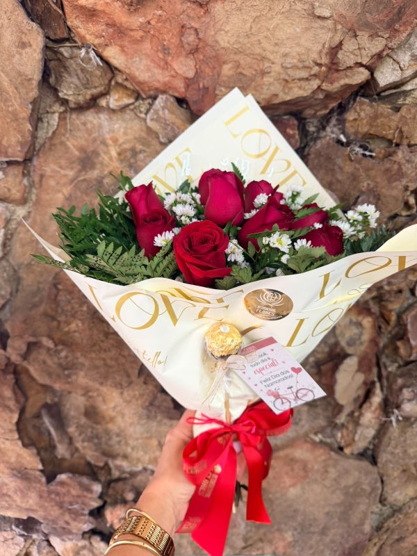 Buque 10 rosas Love com Tag Feliz dia dos Namorados e Chocolate