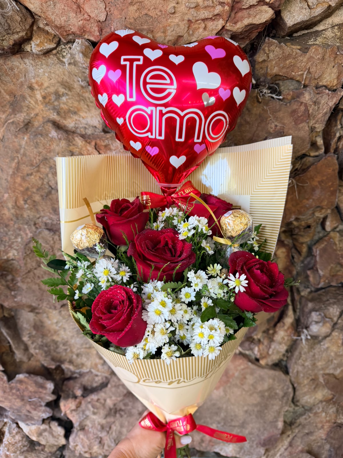 Buquê 5 rosas vermelhas “Com Amor” Balão e Chocolate 1