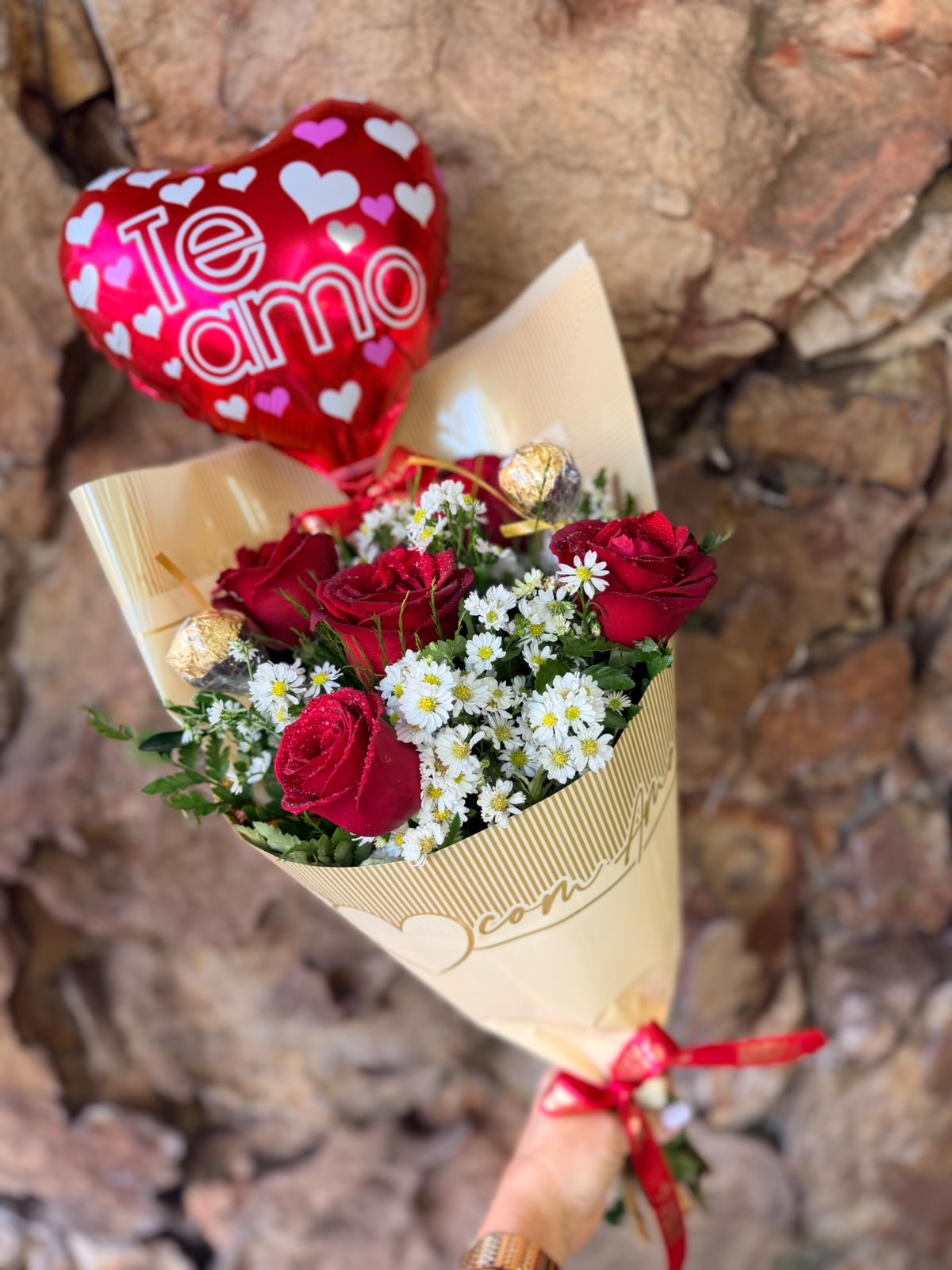 Buquê 5 rosas vermelhas “Com Amor” Balão e Chocolate 2