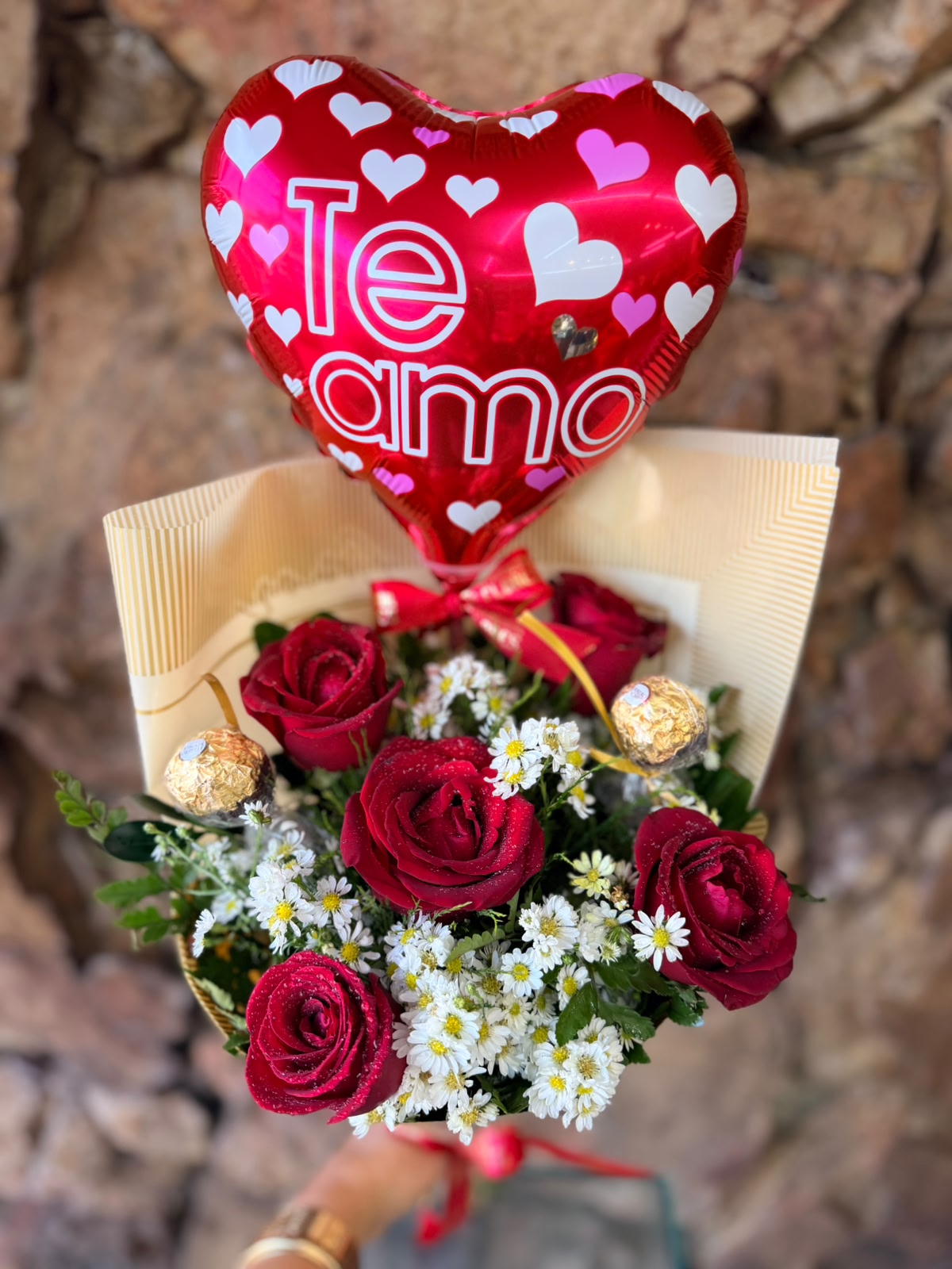 Buquê 5 rosas vermelhas “Com Amor” Balão e Chocolate 3