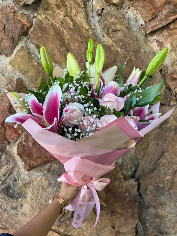 BUQUÊ NOBRE DE ROSAS E LÍRIOS COR DE ROSA