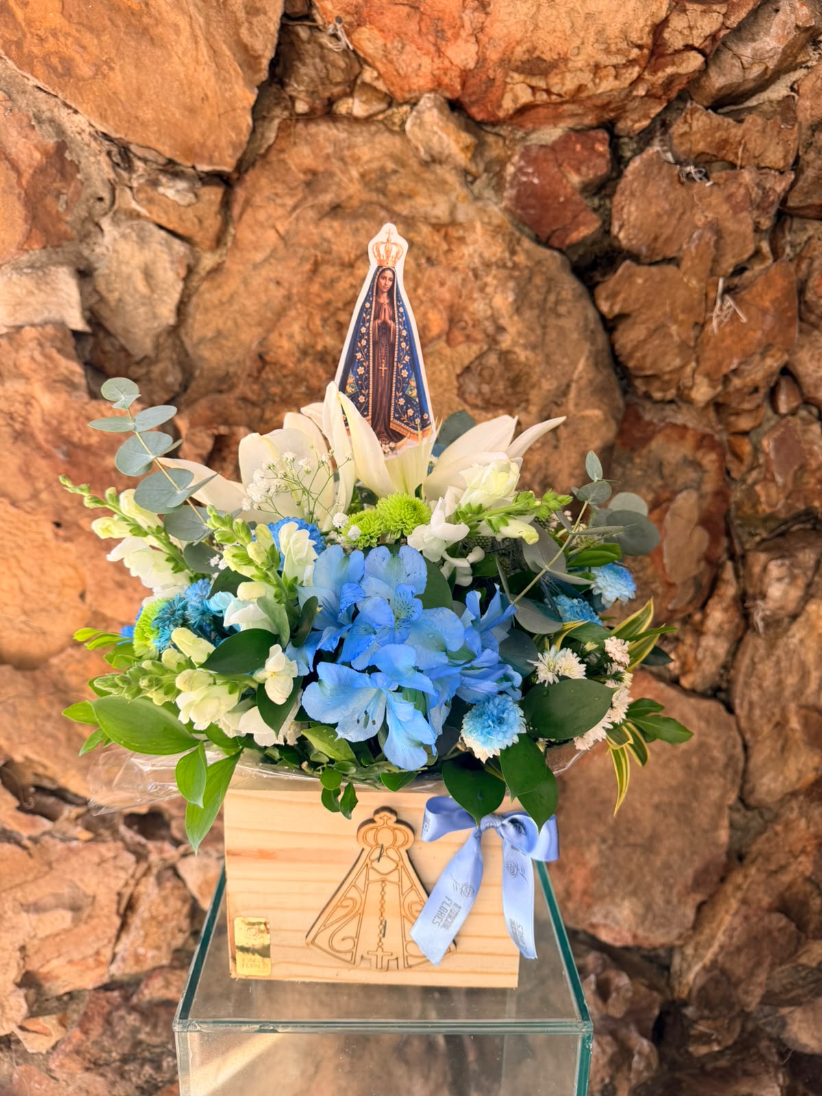 Arranjo Flores Brancas e Azul de N.S Aparecida 1