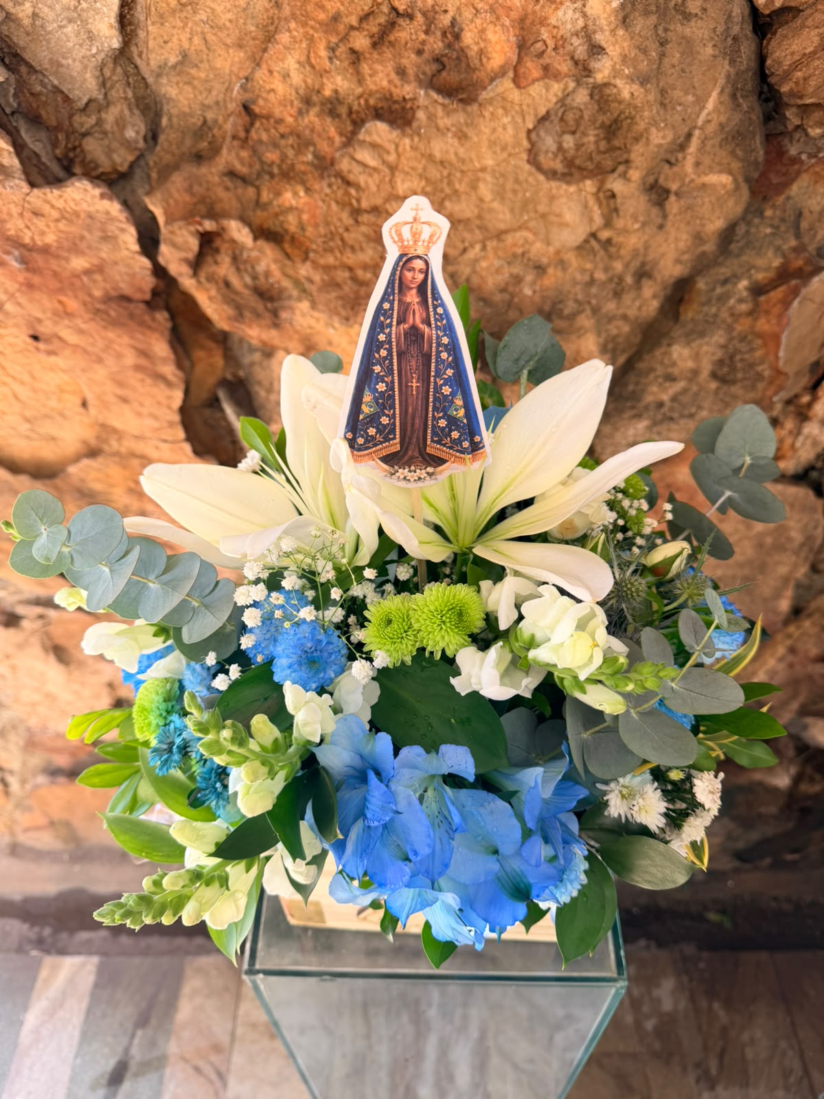 Arranjo Flores Brancas e Azul de N.S Aparecida 2