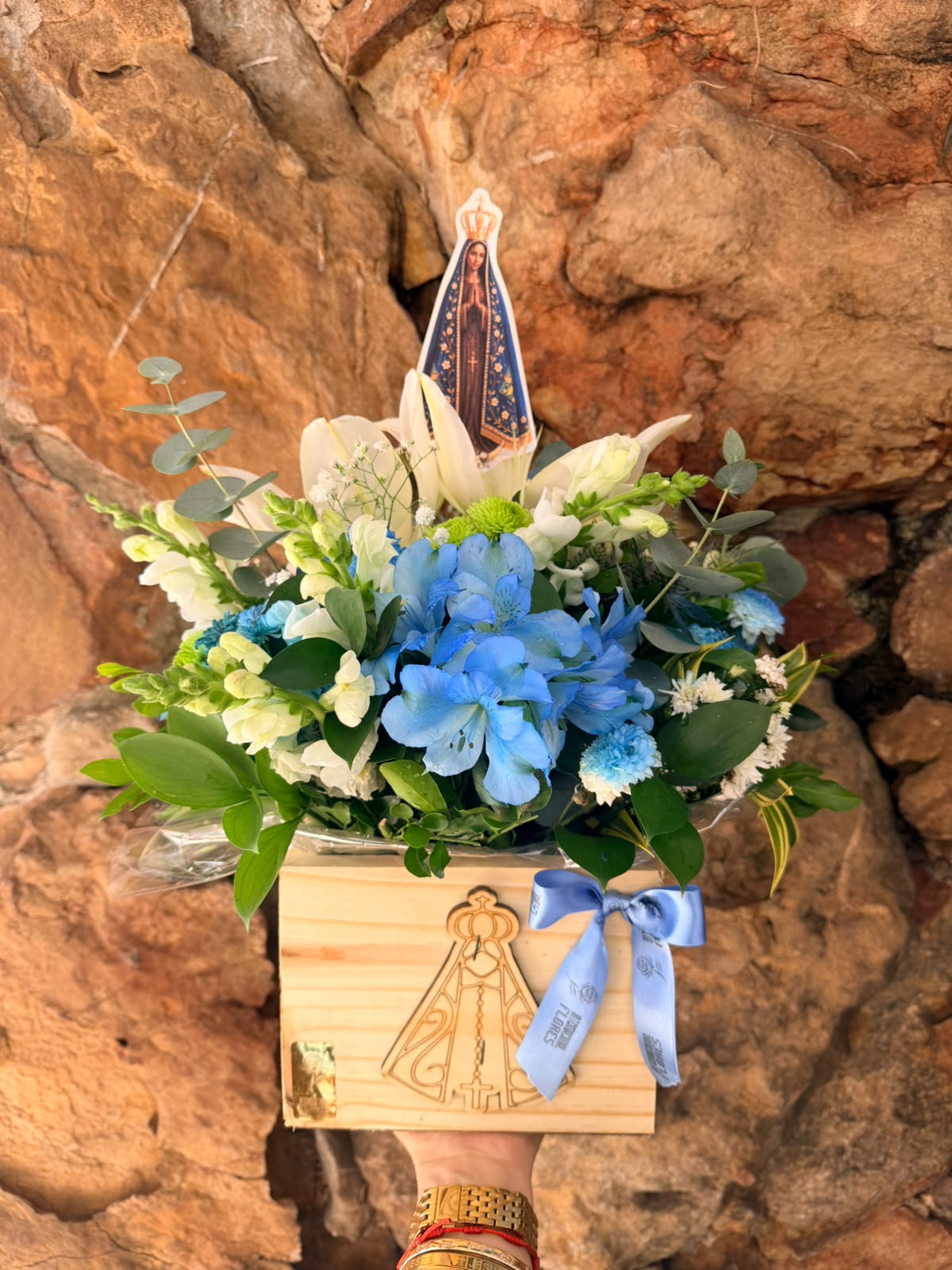 Arranjo Flores Brancas e Azul de N.S Aparecida 3
