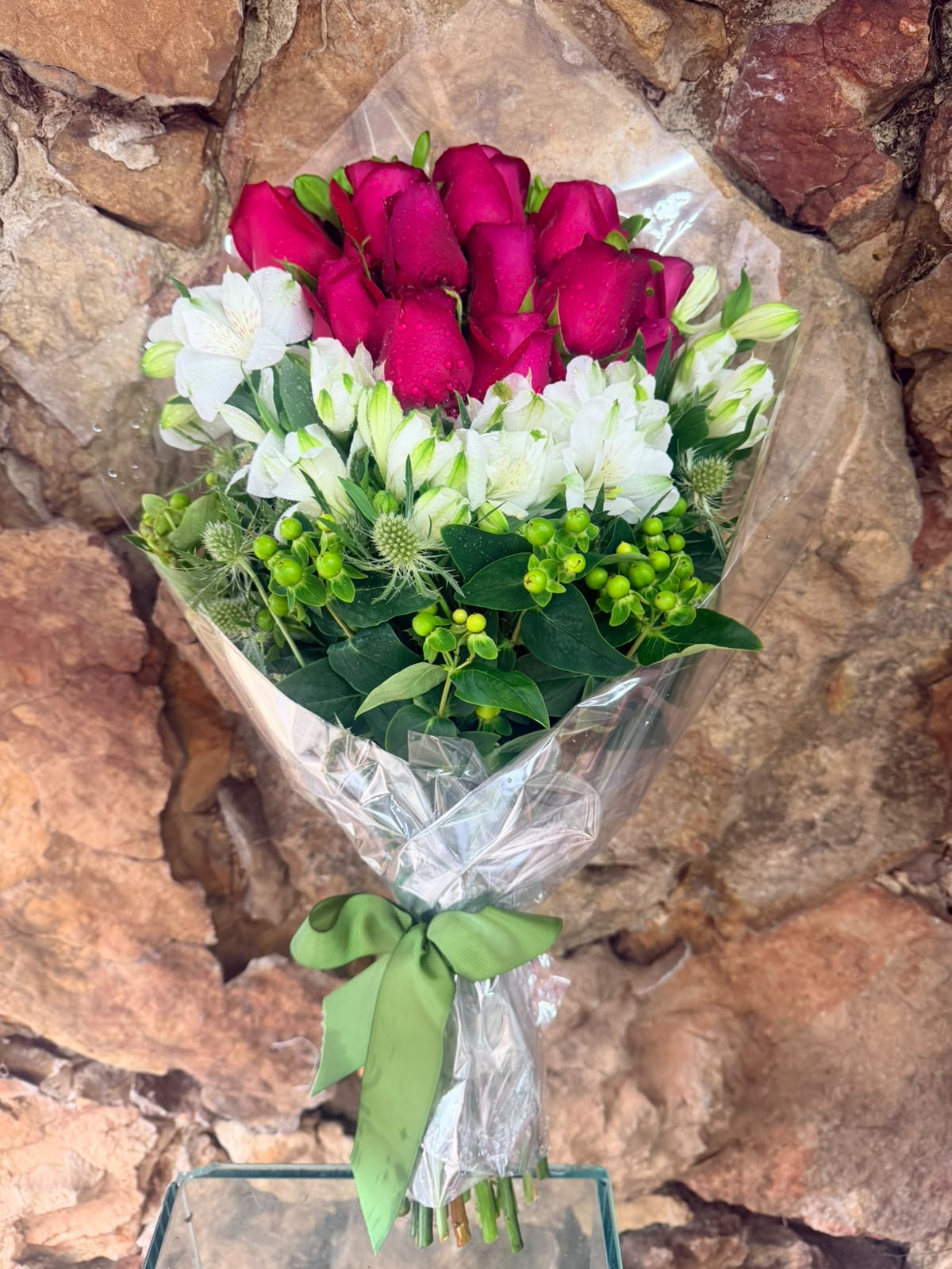 Buquê Braçada 12 Rosas e Complementos 1