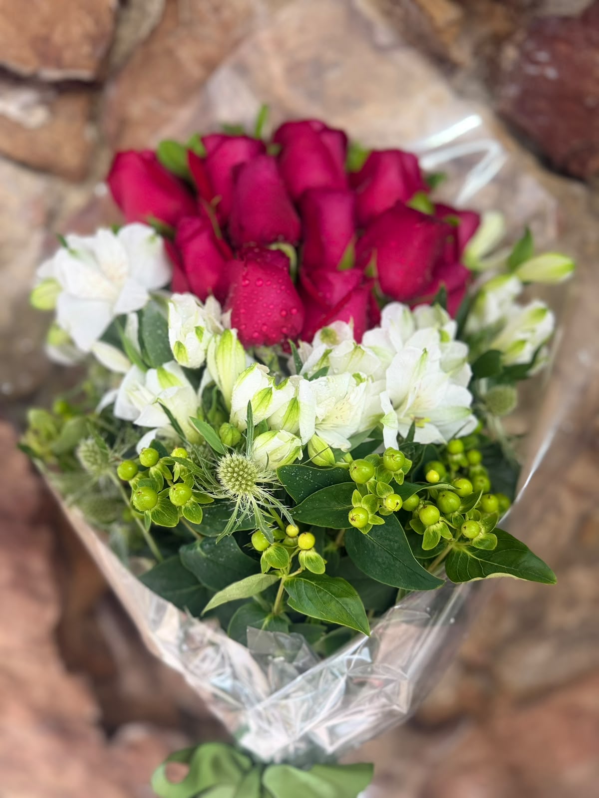 Buquê Braçada 12 Rosas e Complementos 2