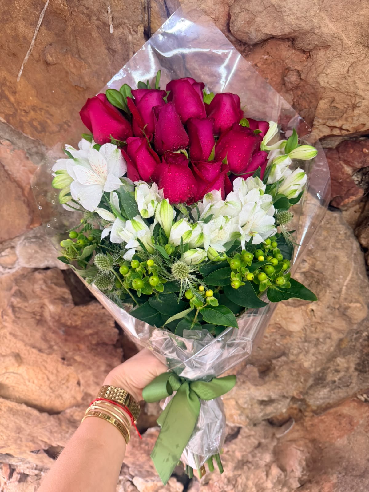 Buquê Braçada 12 Rosas e Complementos 3
